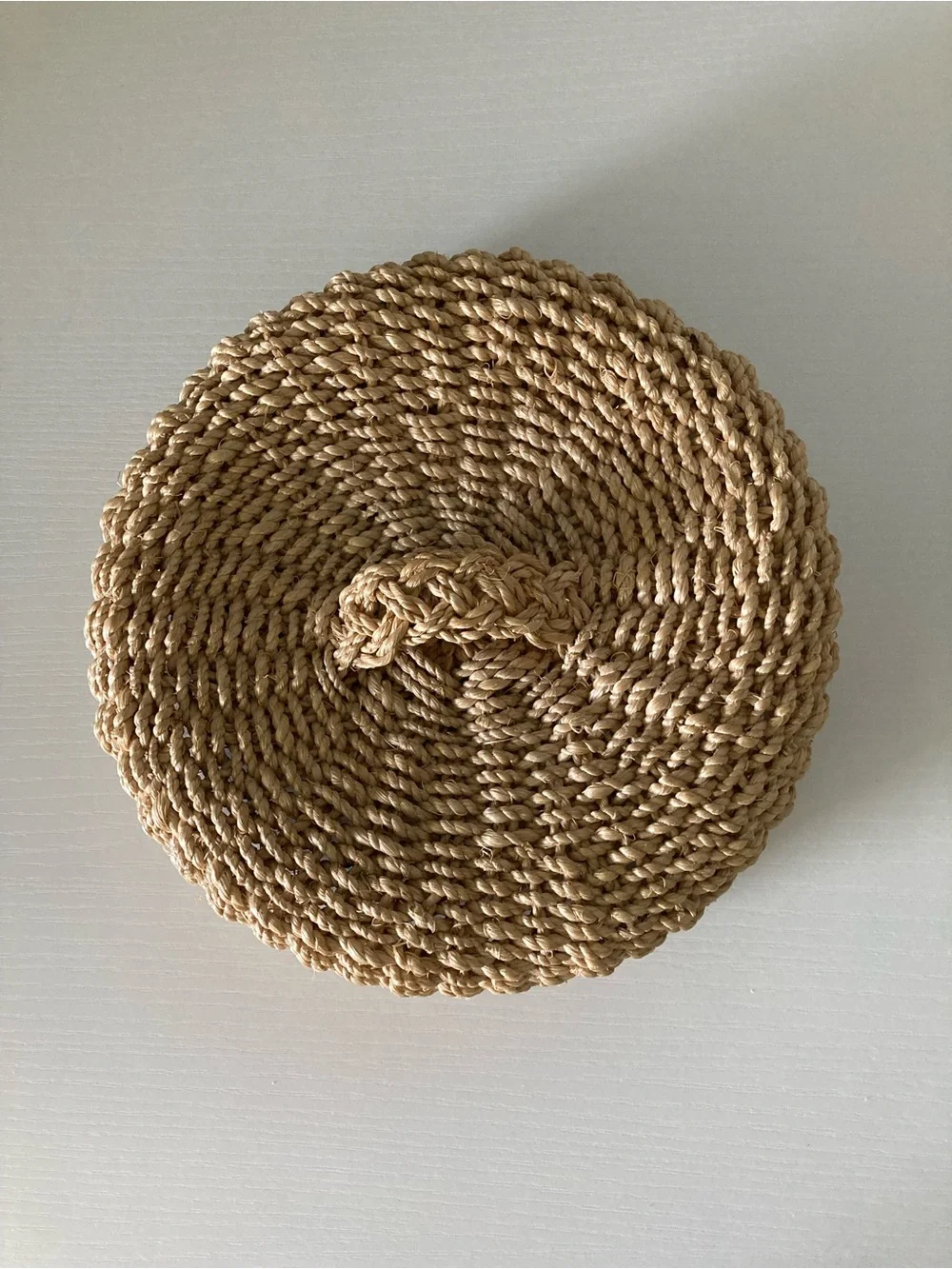 Wicker basket with cover